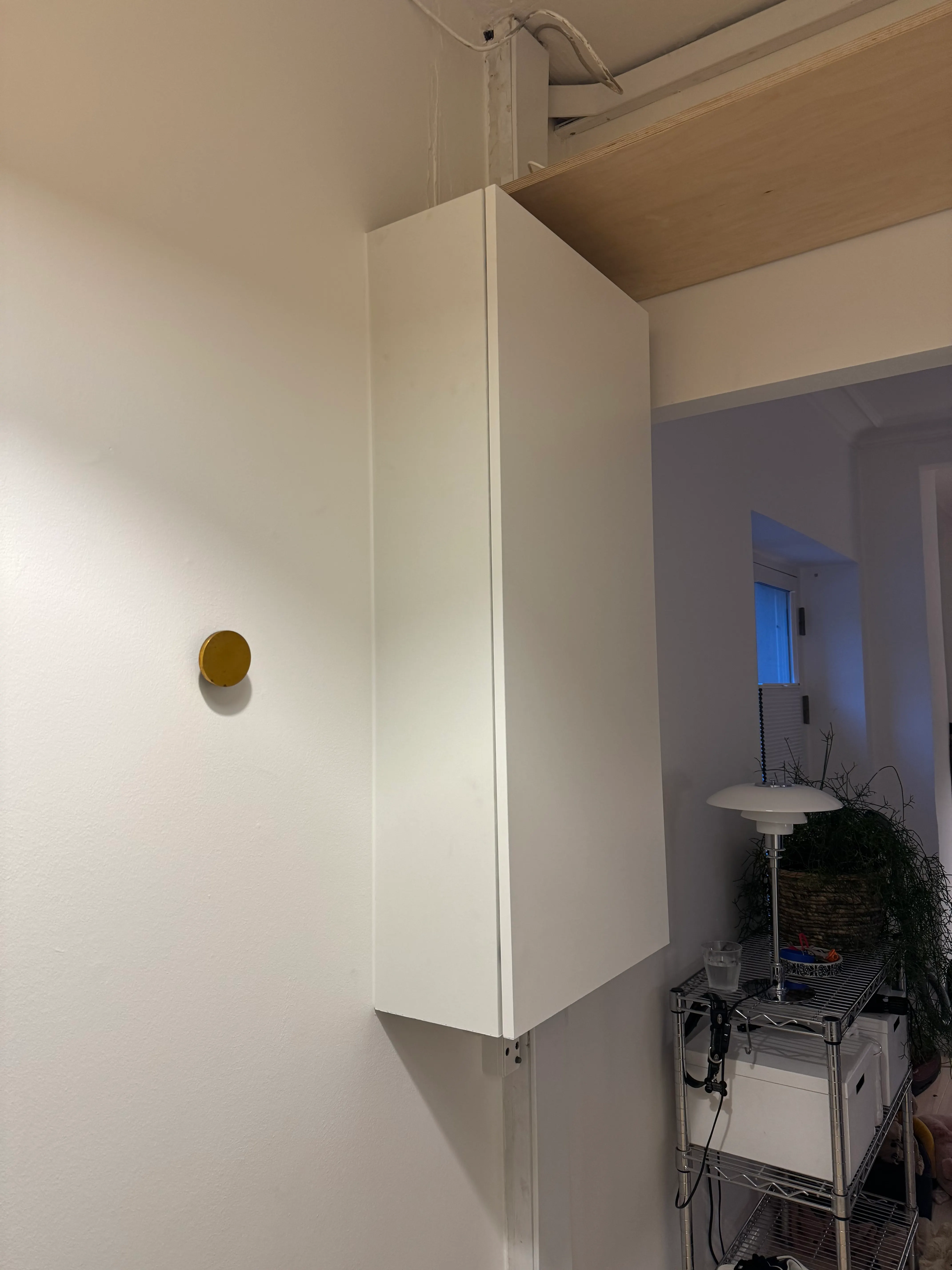 Specialbygget hvidt skab monteret omkring en eksisterende eltavle i en bolig på Frederiksberg