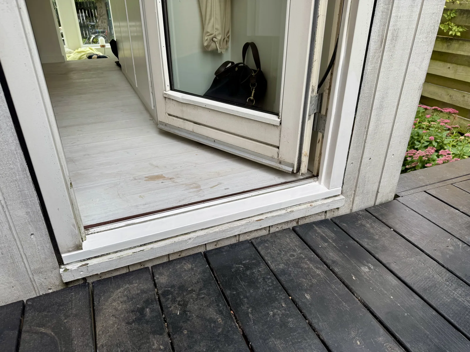 Door frame base restored and painted, final result