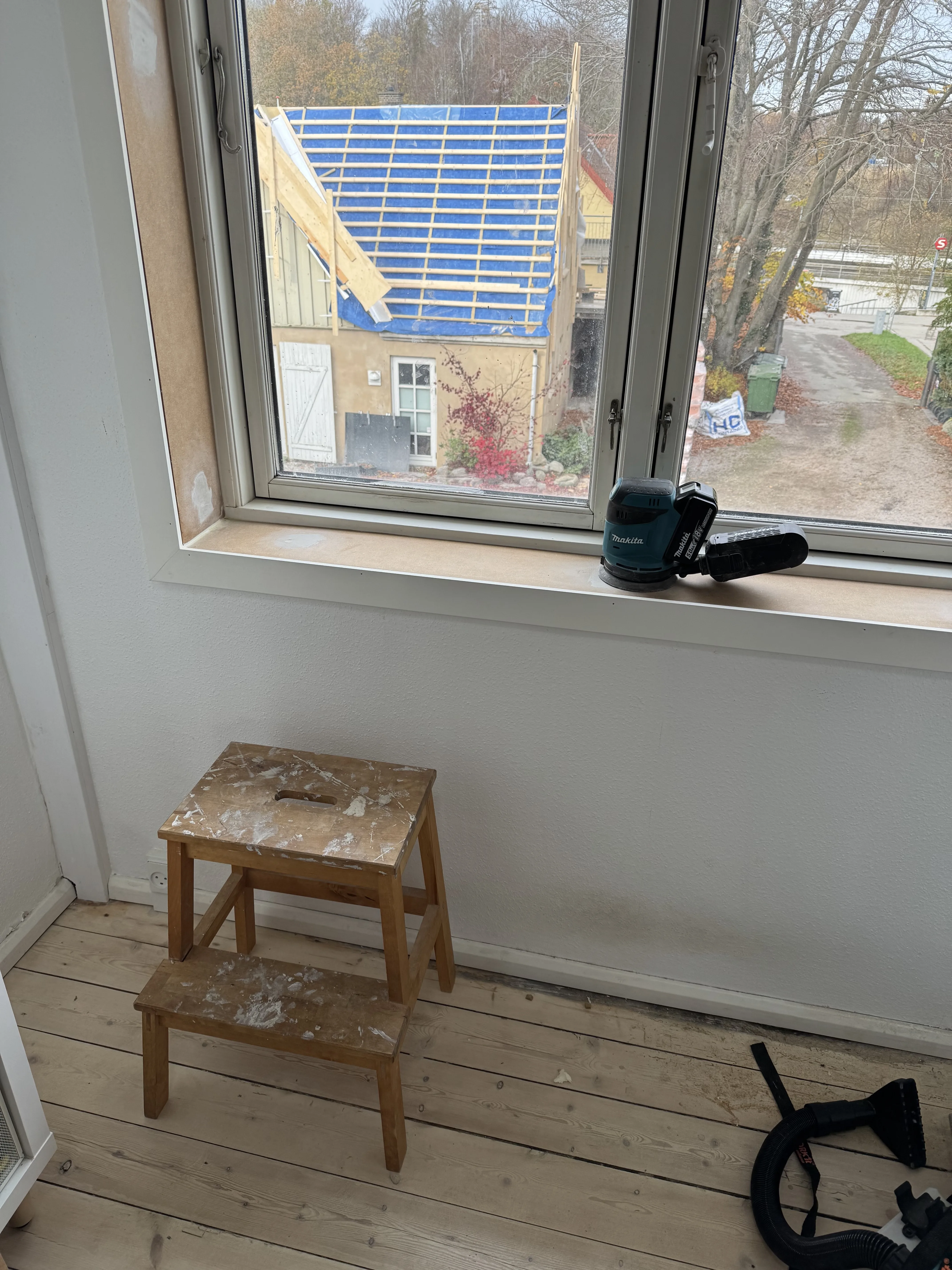 Finished window trim installation around a window opening in Copenhagen