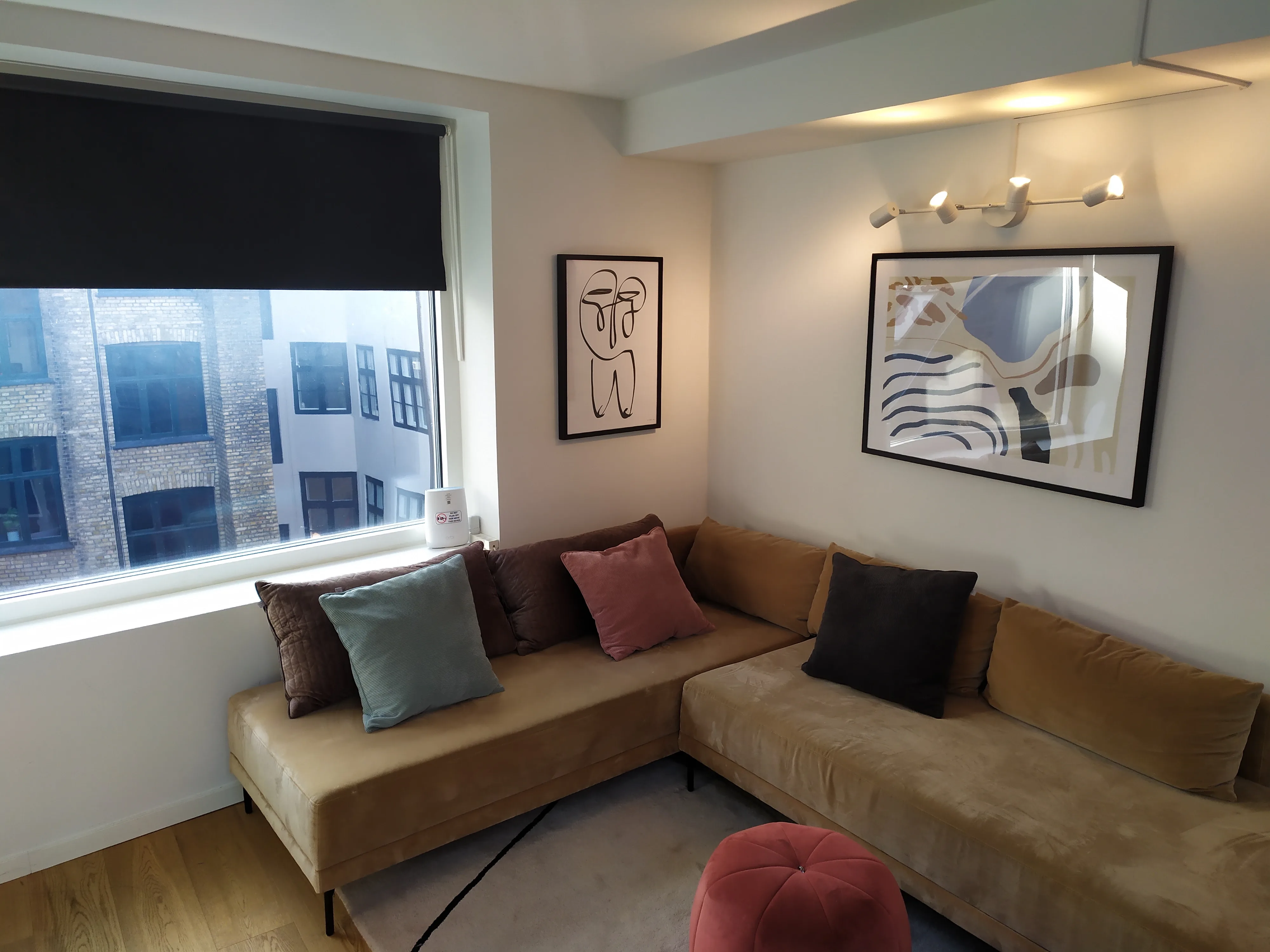 Internet equipment and wall presentation checked in a furnished rental apartment